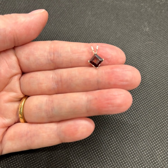 .78ct Natural Garnet pendant set in 925 Sterling Silver - Picture 5 of 5